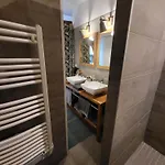 Les Glycines Bed & Breakfast