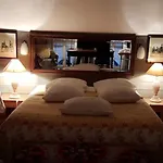 Les Glycines Bed & Breakfast