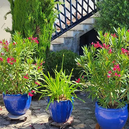 לינה וארוחת בוקר Les Glycines 3*