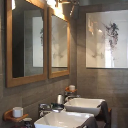 Les Glycines Bed & Breakfast