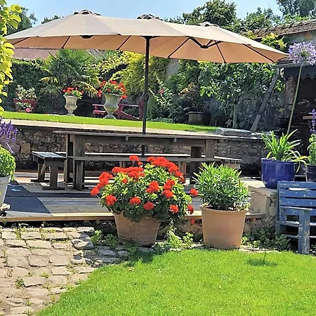 Les Glycines Bed and Breakfast